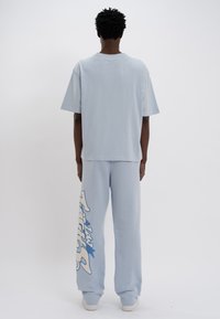 LOW LIGHTS STUDIOS® ASTRO JOGGER - Treniņtērpa apakšdaļas - sky blue