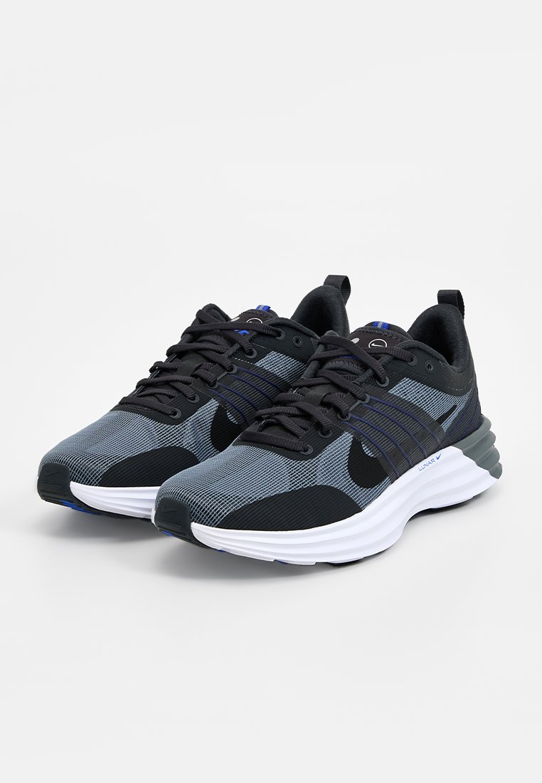 Sportowe sneakersy z siateczkową cholewą w odcieniach szaro-czarnych, z białą podeszwą, czarnymi sznurówkami oraz niebieskimi akcentami na języku i logotypie.
