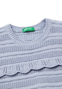 Jasnoniebieski sweter z poziomymi paskami i teksturowanym splotem, z falbaną na krawędzi. Metka mówi "United Colors of Benetton."