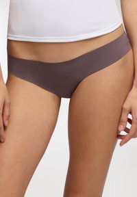 Mutandine hipster viola senza soluzione di continuità con una texture liscia e una fascia larga in vita, progettate per comfort e minima visibilità sotto i vestiti.