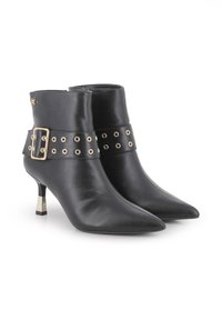 Botas de tobillo de cuero negro con puntera puntiaguda, que cuentan con una amplia correa con hebilla, ojales en tono dorado y pequeños tacones metálicos en bloque.