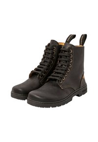 Botas de tobillo de cuero negro con puntas redondas y suelas robustas, que cuentan con ojales de metal, cordones y lengüetas en la parte posterior para facilitar su uso.