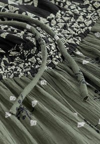 Next OFF SHOULDER - Buksedragter - khaki green woodblock