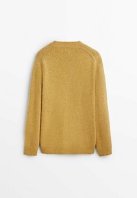 Żółty sweter wykonany na drutach o teksturowanym wykończeniu, z okrągłym dekoltem oraz prążkowanymi mankietami i dołem. Posiada rękawy raglanowe dla lepszego dopasowania.