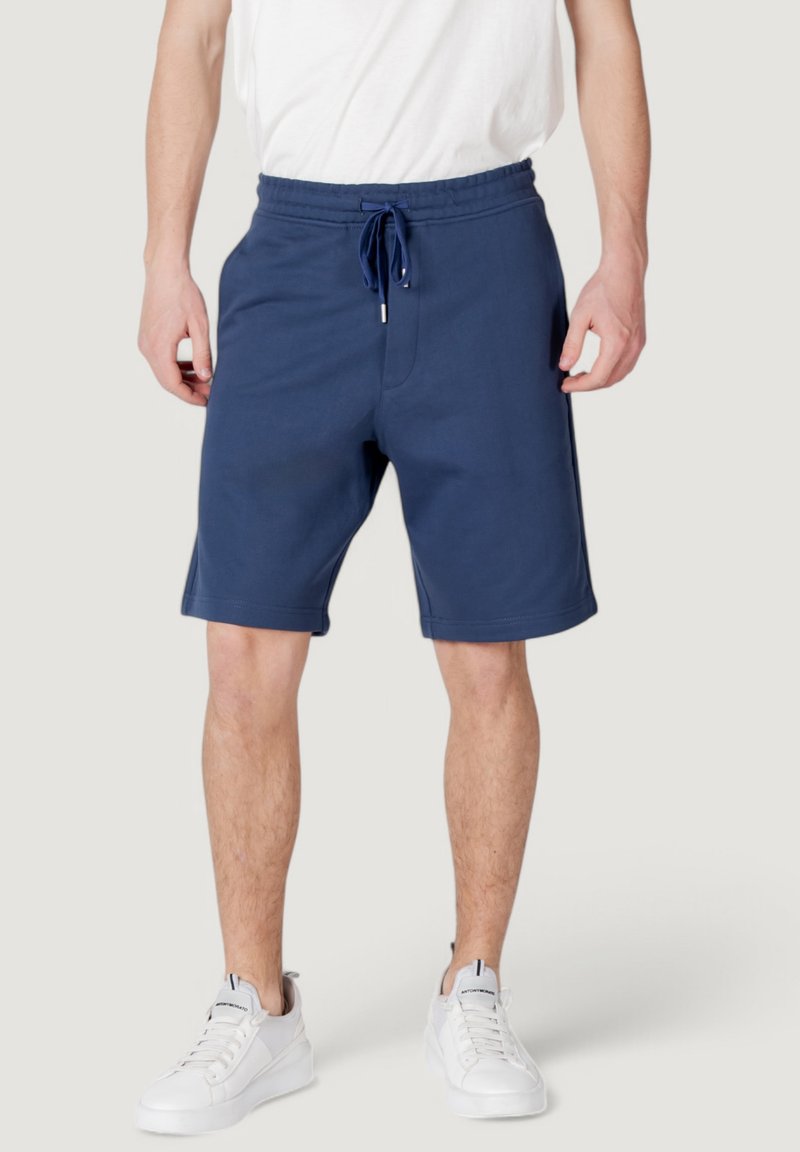 Pantalones cortos deportivos de color azul marino con cintura elástica y cordón. Fabricados con una tela suave, cuentan con bolsillos laterales y un corte relajado.