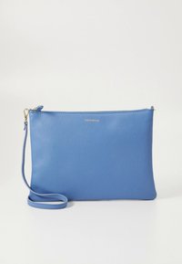 Blå skinnveske med strukturert overflate, med glidelåslukking og avtakbar stropp for allsidige bærevalg.