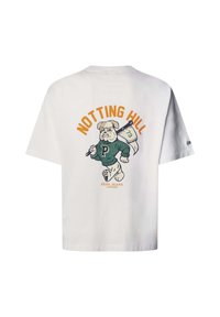 Weißes Baumwoll-T-Shirt mit einer Grafik eines Bulldogs in einem grünen Pullover. Darüber steht in Orange der Schriftzug "NOTTING HILL", darunter ein Logo.