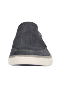 Graue Sneaker mit einem strukturierten Obermaterial aus Stoff, weißer Gummisohle und einem tief geschnittenen Design. Mit einem dezenten blauen Akzent entlang der Kante.