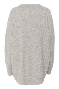 Pulover supradimensionat de culoare gri deschis, realizat din tricot texturat, cu un model în diamant și un design cu cablu, având un guler rotund și manșete relaxate.
