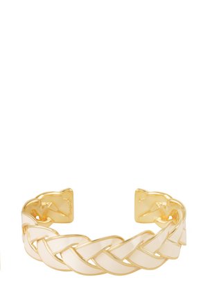 Bracelet en métal doré avec un design tressé, comprenant des sections en résine lisse et des accents métalliques polis à chaque extrémité.