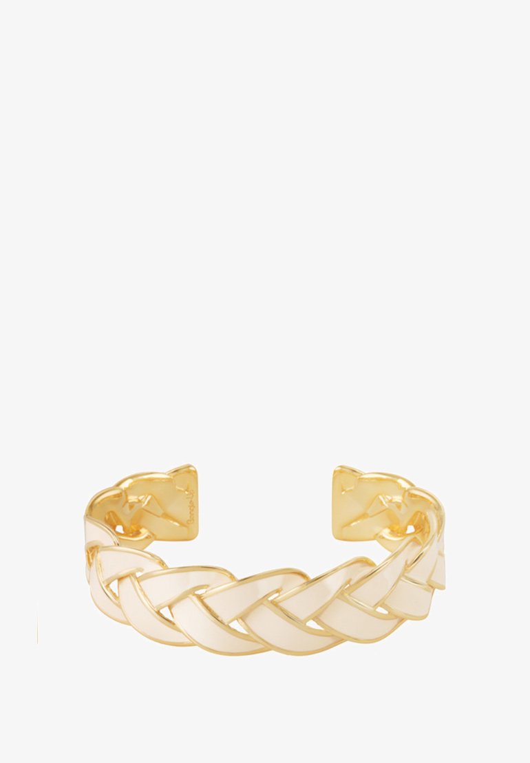 Bracelet en métal doré avec un design tressé, comprenant des sections en résine lisse et des accents métalliques polis à chaque extrémité.