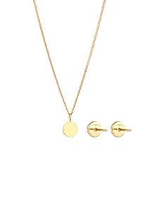 Halskæde i gyldent metal med et rundt vedhæng og enkle ørestikkere. Glat metaloverflade uden pynt. Kæden har et delikat design.