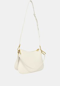 Borsa a tracolla bianca in pelle con forma curvata, dettagli in metallo dorato e tracolla regolabile. Texture liscia con apertura con zip.