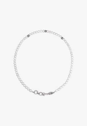 Balta pērļu kaklarota ar vienmērīgi izkārtotām pērlēm un sudraba dekoratīviem akcentiem, ar omāra tipa aizdari. Gluda, spīdīga virsma.