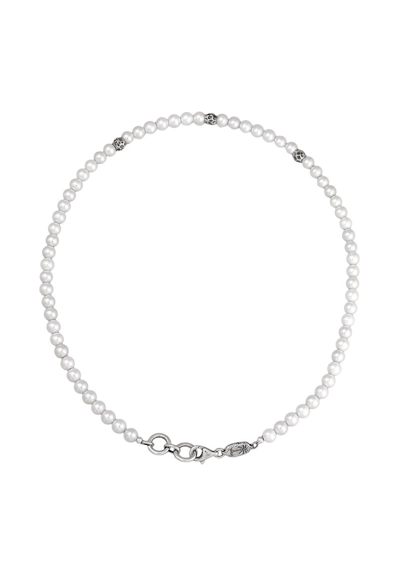 Collana di perle bianche con perle distribuite uniformemente, decorazioni in argento e chiusura a moschettone. Texture liscia e lucida.