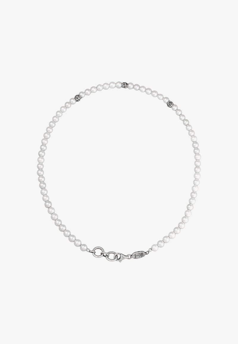 Collana di perle bianche con perle distribuite uniformemente, decorazioni in argento e chiusura a moschettone. Texture liscia e lucida.
