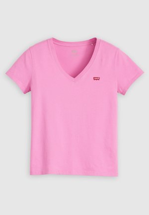 Roze T-shirt met korte mouwen en V-hals van Levi's, met een klein rood Levi's-logo op de linkerborst, tegen een effen lichtgrijze achtergrond.