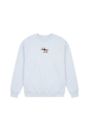 Sweat-shirt bleu clair à manches longues avec un petit graphisme au centre de la poitrine représentant une forme abstraite noire et deux fruits orange, un plus grand sous un plus petit.