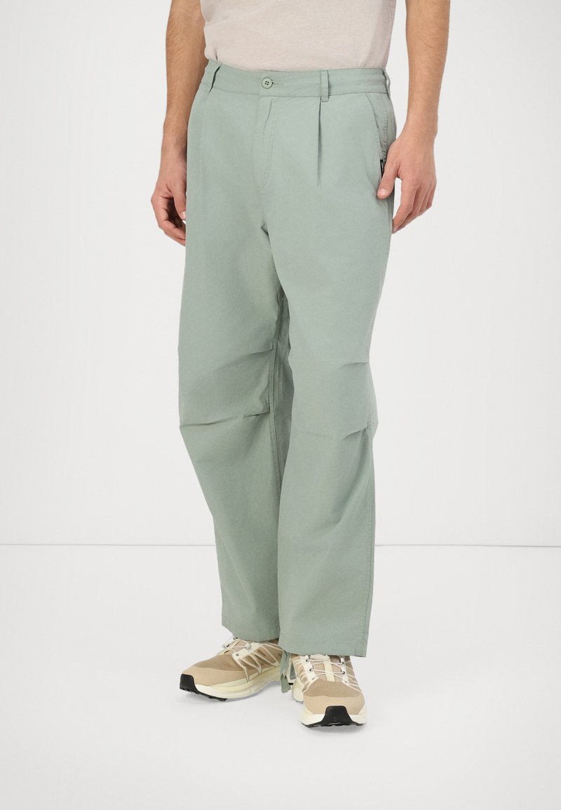 Lichtgroene, wijde pantalon met een knoopsluiting, voorplooien en zijzakken, gemaakt van een zachte stof met een casual ontwerp.