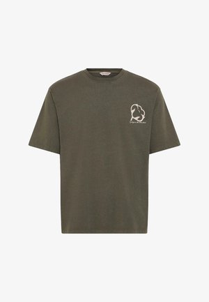 T-shirt olive vert à manches courtes avec un petit graphique de plante en coton blanc et le texte "Gossipium, la planète du coton" sur la poitrine gauche.