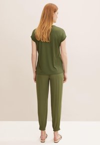 TOM TAILOR DENIM FLUENT TEE - T-shirt basic - cypress olive