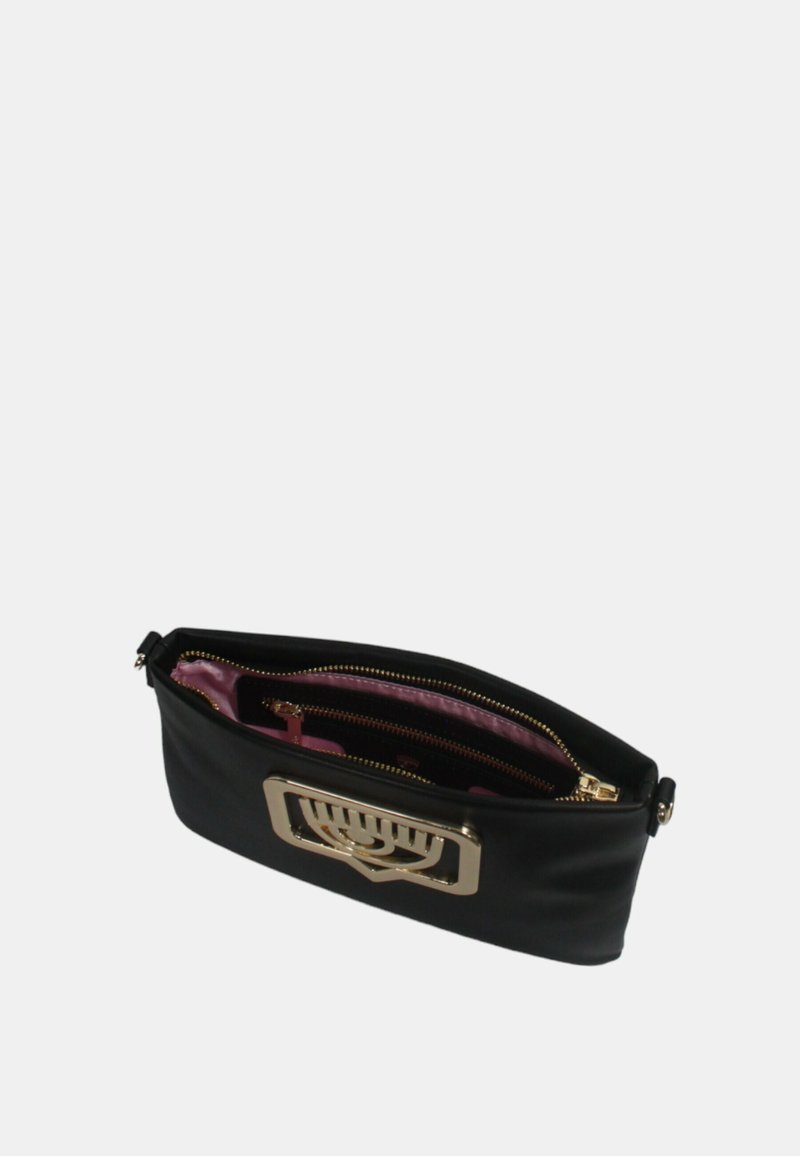Bolso de mano de cuero negro con herrajes dorados y un emblema decorativo. El interior cuenta con bolsillos con cremallera y un forro rosa.