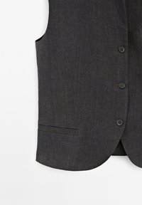 Kolgrå väst i texturerad tyg. Har fem knappar, en ficka och detaljer med böjd nederkant.