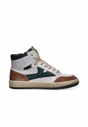 Hoogwaardige sneaker met een witte leren bovenkant, donkergroene accenten, bruine suède details en een textuur van crèmekleurige loopzool.