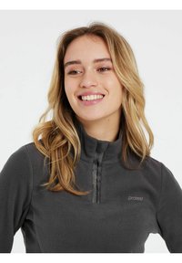 Grijze fleece pullover met een kwart-rits kraag en subtiele logodetail. Zachte textuur en relaxte pasvorm, geschikt voor casual kleding.