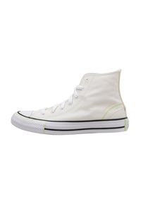 Witte hoge canvas sneakers met zwarte en neon groene accenten, rubberen neuskap en witte veters. Textuur op het oppervlak en logo-detail op de hiel.