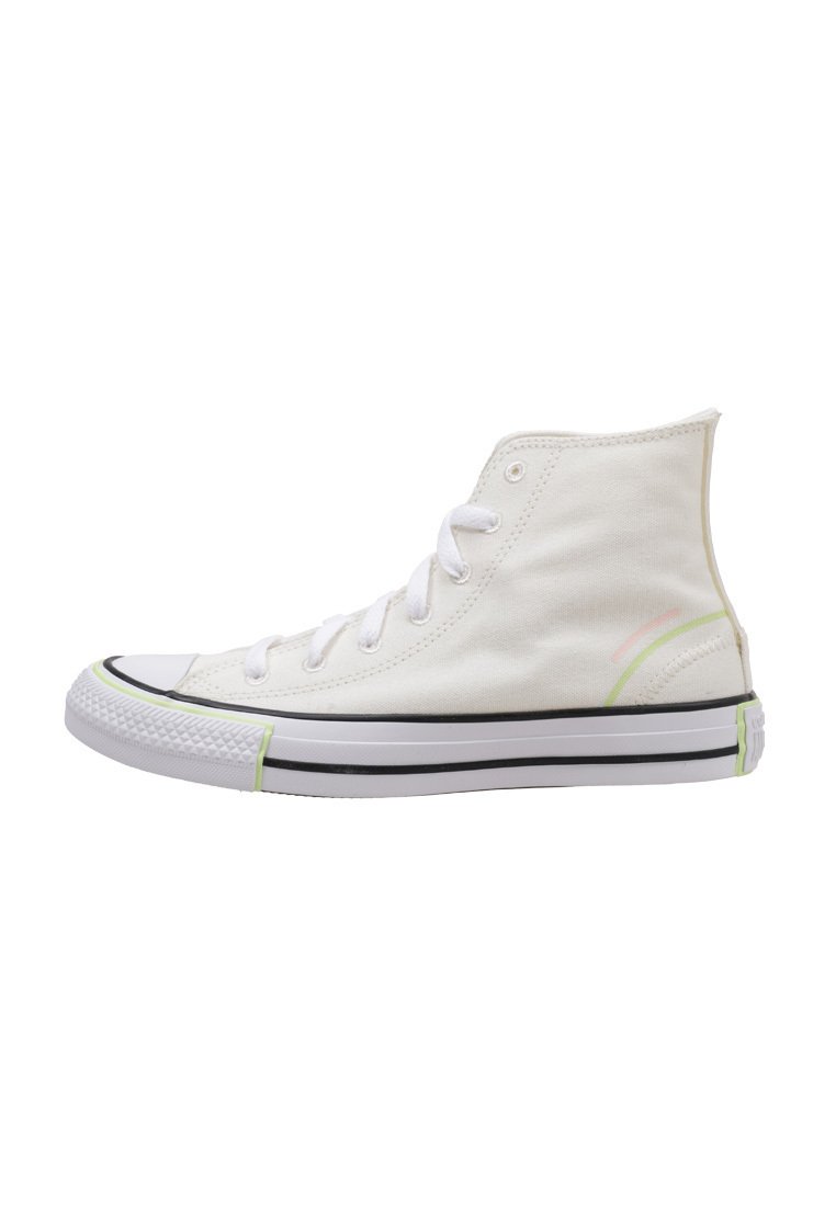 Witte hoge canvas sneakers met zwarte en neon groene accenten, rubberen neuskap en witte veters. Textuur op het oppervlak en logo-detail op de hiel.