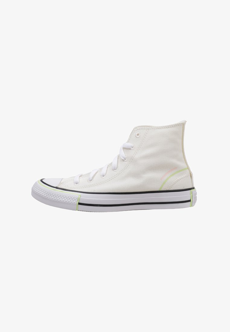 Witte hoge canvas sneakers met zwarte en neon groene accenten, rubberen neuskap en witte veters. Textuur op het oppervlak en logo-detail op de hiel.