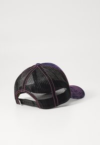 Črna mrežasta kapa s prednjim delom iz vijoličnega blaga, ukrivljenim vizirjem in roza šivom. Prilagodljiv trak na hrbtni strani.