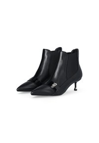 Stivali ankle in pelle nera con punta appuntita, pannelli laterali elastici, tacco basso e dettaglio lucido con una fascia e un logo argentato.