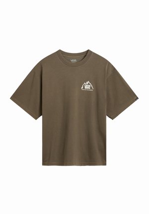Camiseta de algodón verde oliva con cuello redondo, mangas cortas y un logotipo blanco de Vans con un gráfico de montaña en el lado izquierdo del pecho.