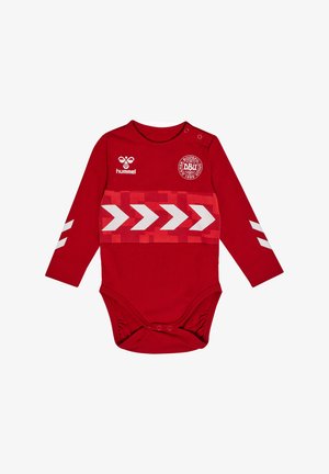 Czerwony bodysuit z długim rękawem z białym wzorem w zygzak, z logo na klatce piersiowej oraz zatrzaskami na ramionach i dole.