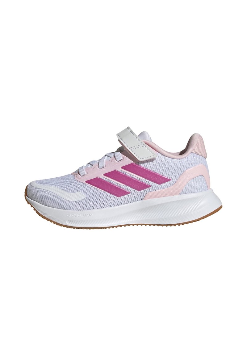 Zapatilla deportiva ligera en malla blanca con detalles en rosa, con tres franjas rosas, una correa de Velcro blanca y una suela de goma texturizada.