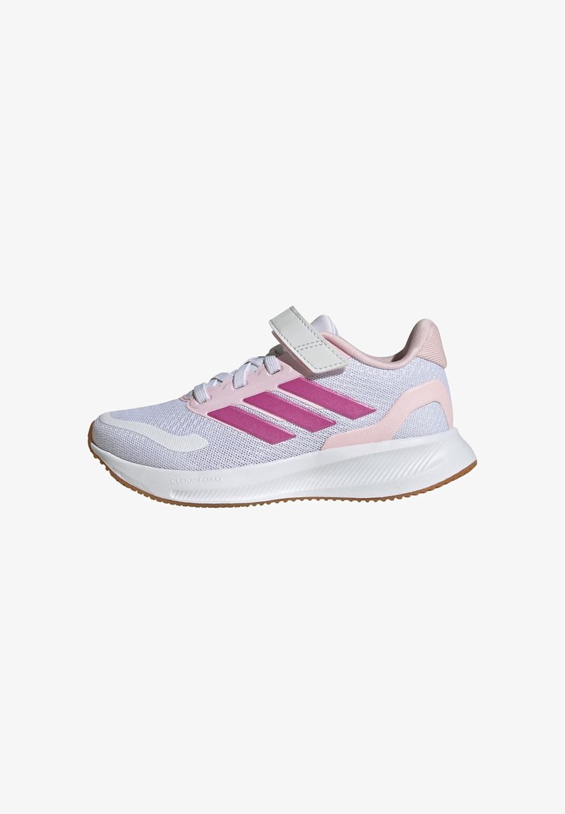 Zapatilla deportiva ligera en malla blanca con detalles en rosa, con tres franjas rosas, una correa de Velcro blanca y una suela de goma texturizada.