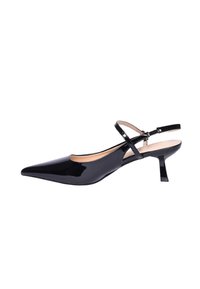 Pompa slingback in pelle verniciata nera con punta affusolata, tacco sottile e cinturino regolabile alla caviglia. Texture liscia e finitura lucida.