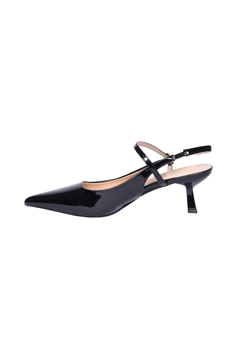 Pompa slingback in pelle verniciata nera con punta affusolata, tacco sottile e cinturino regolabile alla caviglia. Texture liscia e finitura lucida.