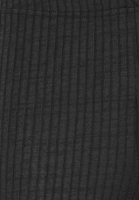 Tessuto nero a coste con strisce verticali, caratterizzato da una morbida texture e un design della vita senza cuciture per un indossamento confortevole.
