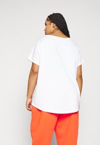 Nike Sportswear CLUB TEE - Marškinėliai su spaudiniu - white