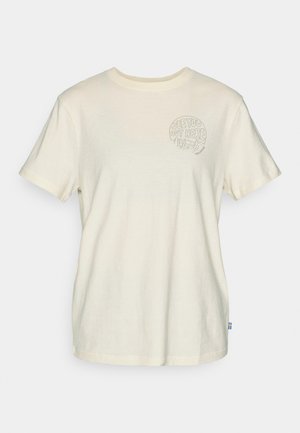 Lühikeste varrukatega t-särk heledast beezist puuvillast, millel rinnal on ümmargune graafika koos tekstiga "NÄEME TEID SIIN" ja looduslike elementidega.