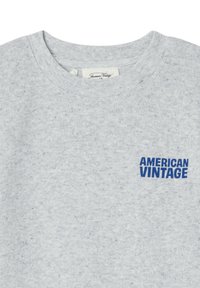 Grauer Pullover mit Rundhalsausschnitt aus weichem Stoff, mit blauem Schriftzug "AMERICAN VINTAGE" auf der linken Brust.