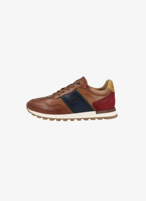 Zapatilla de cuero con un empeine marrón con acentos en azul marino y rojo, paneles texturizados, puntera redonda y una suela de goma blanca con tracción.