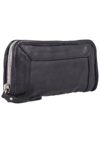Portafoglio in pelle nera con chiusura a zip, caratterizzato da una texture liscia e cuciture a contrasto. Forma rettangolare compatta con una tracolla laterale.