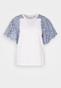 Camiseta blanca con mangas cortas de volante con un patrón floral azul y un escote redondo. Corte informal con una textura suave.
