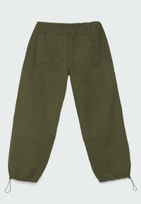 Pantalons vert olive avec une taille élastique, deux poches au dos et des poignets réglables à cordon. Texture lisse avec une coupe décontractée.