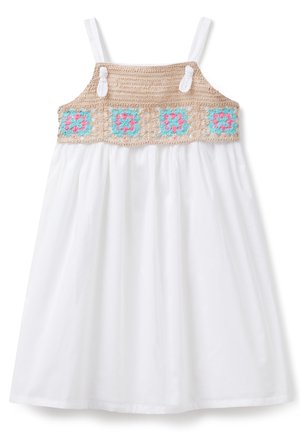 Ärmelloses weißes Kleid mit beigem gehäkeltem Yoke mit blauen und pinkfarbenen Blumenmustern, befestigt mit zwei weißen Knöpfen an den Trägern.