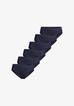 Seks par enkle, sorte bomuldstrusser arrangeret i en diagonal linje på en hvid baggrund.